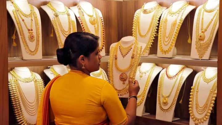 गोल्डमन सॅक्सने सोन्याच्या दराबाबत महत्त्वपूर्ण भाकीत वर्तविले आहे. गोल्डमन सॅक्सने म्हटले आहे की परिस्थिती खूप वाईट झाली तर 2025 च्या अखेरीस सोन्याची किंमत प्रति 10 ग्रॅम 1.30 लाख रुपयांपर्यंत पोहोचेल, असा अंदाज आहे.