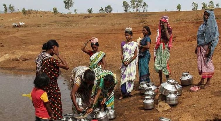 Buldhana news water crisis in district Water shortage hits more than 500 villages Water supply after twelve days marathi news पाणीबाणी! बुलढाणा जिल्ह्यात 500हून अधिक गावात पाणी टंचाईच्या झळा; बारा दिवसानंतर पाणीपुरवठा, जलसंकट अधिक गडद होण्याची भीती