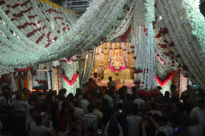 मोगऱ्याच्या 50 लाख फुलांसह झेंडू, जास्वंद, गुलाब, चाफा सारख्या फुलांनी गाभा-यासह सभामंडपात आकर्षक सजावट करण्यात आली.