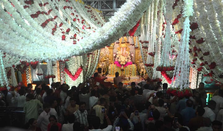 मोगऱ्याच्या 50 लाख फुलांसह लिली, झेंडू, जास्वंद, गुलाब, चाफा यासारख्या फुलांनी गाभा-यासह सभामंडपात आकर्षक सजावट करण्यात आली.
