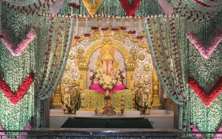 यंदाच्या पुष्पसजावटीमध्ये 3000 गुलाब बंडल, 1500 लिली बंडल, 1400 किलो झेंडू, 1500 किलो शेवंती, 1000 किलो गुलछडी, 20 हजार चाफा, 100 किलो गुलाब पाकळी तसेच कमळ, जाई-जुई, जास्वंद यांसह अनेक प्रकारची फुले वापरण्यात आली होती.