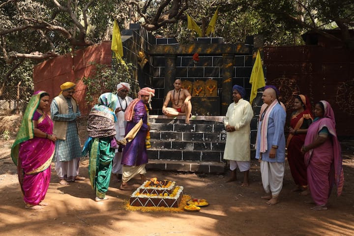 घराच्या उंबरठ्यावर उर्मिलाचं आयुष्य एका कठीण निर्णयाच्या टोकावर उभं असताना, अंबरीश आणि अनुसयाचा तिरस्काराचा कटू स्वभाव तिला अजून खोल जखमा देतो.