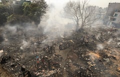 दिल्ली के रोहिणी में भीषण आग में 800 से ज्यादा झुग्गियां खाक, 2 बच्चों की दर्दनाक मौत, देखें तस्वीरें