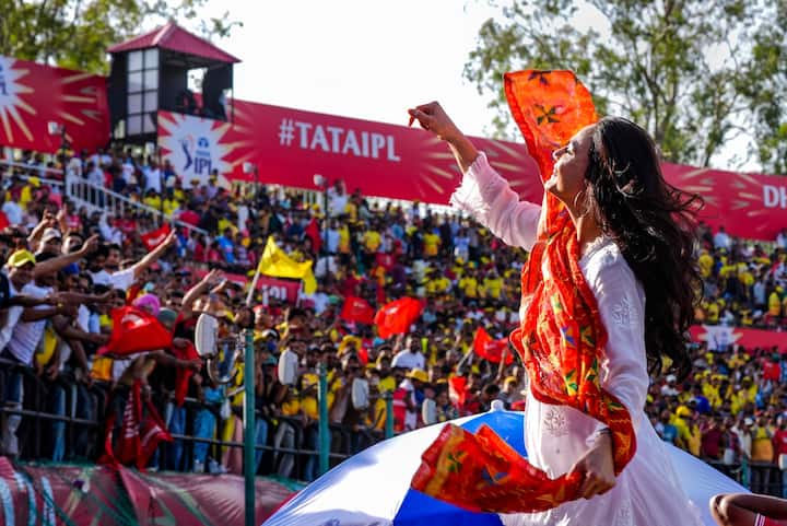 एक फैन ने पूछा- 'पंजाब किंग्स के अलावा आईपीएल में आपकी फेवरेट टीम कौन सी है.' इसपर एक्ट्रेस ने कहा- 'अब ये वाकई एक बेतरतीब सवाल है. ये एक महिला से पूछने जैसा है- क्या आपको अपना पति पसंद है या किसी और का पति? बेशक, मैं यही कहूंगी कि मुझे अपना पति पसंद है, इसलिए आज और हमेशा मेरे लिए पंजाब किंग्स हर दिन.'