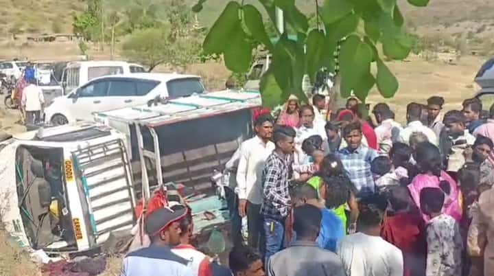 बुलढाणा जिल्ह्यातून सप्तशृंगी देवीच्या दर्शनासाठी निघालेल्या भाविकांचा बोलेरो पिकअप वाहन वणी गडाच्या चढत असताना पलटी झाला.