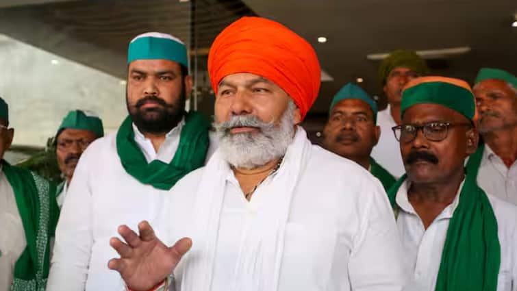 bku-leader-rakesh-tikait-attacked-mob-hits-head-with-sticks-pahalgam-attack-statement-controversy ਕਿਸਾਨ ਆਗੂ ਰਾਕੇਸ਼ ਟਿਕੈਤ ਨਾਲ ਹੋਈ ਕੁੱਟਮਾਰ, ਹੰਗਾਮੇ ਵਿਚਾਲੇ ਸਿਰ ਤੋਂ ਲੱਥੀ ਪੱਗ, ਸਿਰ 'ਤੇ ਮਾਰਿਆ ਡੰਡਾ, ਜਾਣੋ ਕਿਉਂ ਹੋਇਆ ਹਮਲਾ