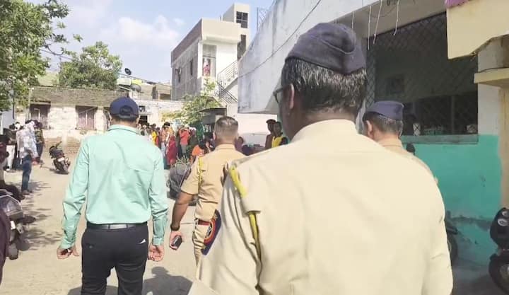 घटनेची माहिती कळताच घटनास्थळी पोलीस दाखल झाले. घटनेचा पंचनामा सुरु असून आरोपी पतीला पोलीसांनी ताब्यात घेतलं आहे.