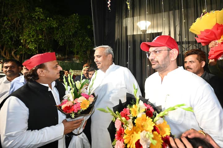 तस्वीरें शेयर करते हुए सपा सांसद ने जानकारी दी कि वह हरेंद्र मलिक के यहां कार्यक्रम में गए थे.
