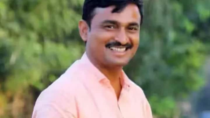 घटनेमुळे संतोष देशमुख यांच्या कुटुंबावर दु:खाचा डोंगर कोसळला होता. मात्र, या कठीण परिस्थितीमध्येही संतोष देशमुख यांची कन्या वैभवी देशमुख हिने बारावीच्या परीक्षेत (HSC Result 2025) घवघवीत यश मिळवून दाखवले आहे.