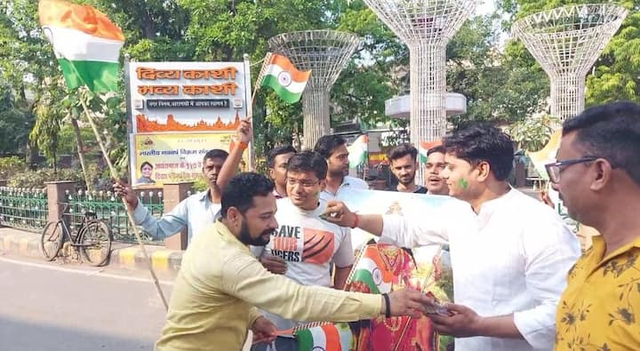 7 मई को सुबह होते ही जैसे ही वाराणसी के लोगों को ऑपरेशन सिंदूर की जानकारी हुई, लोग सड़कों पर तिरंगा और भारत माता की तस्वीर लिए निकल पड़े.