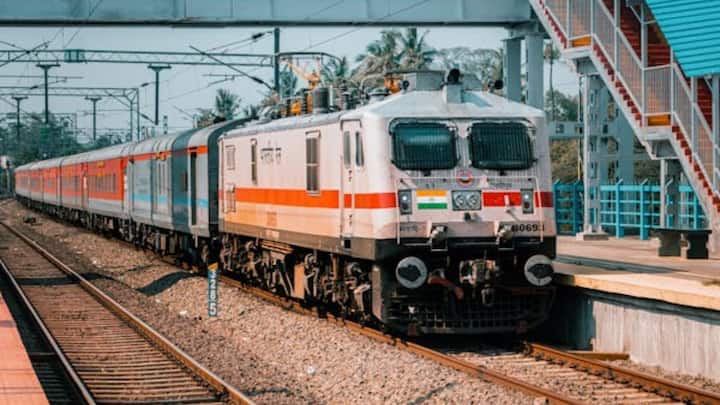 इसके अलावा स्लीपर में सफर करने वाले लोग 40 किलो वजन के साथ जा सकते हैं और 10 किलो एक्स्ट्रा सामान रख सकते हैं.