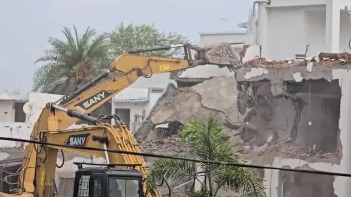 रिव्हर व्हीला प्रोजेक्ट मध्ये एकूण 36 बंगले आहेत. पैकी 29 रहिवाशी न्यायालयात गेले होते. सर्वोच्च न्यायालयाने मात्र बंगले जमीनदोस्त करण्याचे आदेश दिले, त्यामुळं आता या प्रोजेक्ट मधील 36 ही बंगले जमीनदोस्त करण्याची कारवाई सुरु आहे.