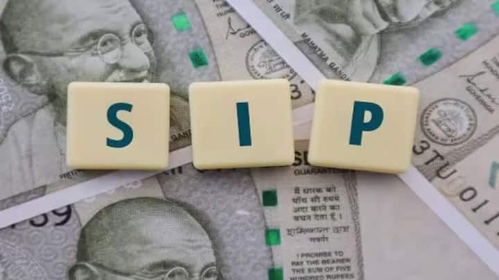 कधी कधी एसआयपी च्या फंडमध्ये गुंतवणूक करताय त्यात शेअर बाजारातील घडामोडींमुळं घसरण होत असते. आंतरराष्ट्रीय टॅरिफ, युद्ध काळात गुंतवणूकदार जोखमीऐवजी सुरक्षित पर्ययात गुंतवणूक करतात.
