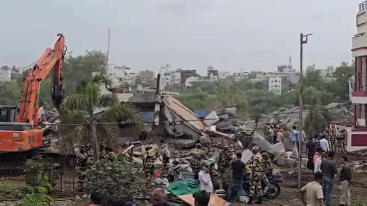 इंद्रायणी नदीच्या निळ्या पूररेषेत (flood line) मधील 29 बंगल्यावर आज पिंपरी चिंचवड महानगरपालिका पोलिस बंदोबस्तात कारवाईला सुरुवात झाली आहे. पहाटे पासून बंगले जमीनदोस्त करण्याची कारवाई पालिकेने हाती घेतली आहे. सुप्रीम कोर्ट आणि राष्ट्रीय हरित लवादाच्या निर्णयानुसार सर्व बंगले आज पाडले जात आहेत.