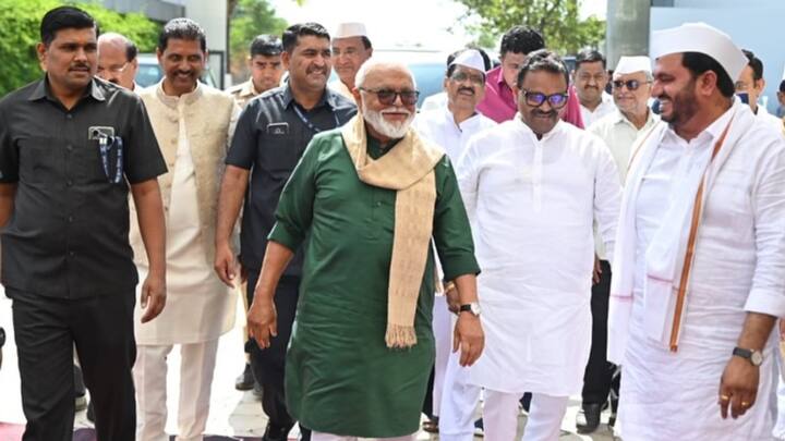 दरम्यानच्या काळात राज्य आणि देशपातळीवरील अनेक घडामोडींमुळे छगन भुजबळ यांच्या मंत्रिपदाचा विषयही राजकीय वर्तुळाच्या विस्मरणात गेला होता. खुद्द छगन भुजबळ यांनीच मंत्रिपद न मिळाल्याबाबत अधुनमधून नाराजी व्यक्त करण्यापलीकडे ठोस काहीतरी घडेल, ही आशा सोडून दिली होती. मात्र, सोमवारी रात्री महाराष्ट्राच्या राजकीय वर्तुळात अनपेक्षित घडामोडी घडल्या आणि छगन भुजबळ यांचा मंत्रिमंडळात समावेश होणार, हे निश्चित झाले.