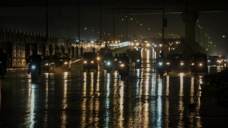 दिल्ली-NCR में तेज आंधी के साथ बारिश, ओले भी गिरे, मेट्रो पर असर, ट्रैफिक जाम Delhi Weather changed due to storm rain in Delhi Heatwave Noida दिल्ली-NCR में तेज आंधी के साथ बारिश, ओले भी गिरे, मेट्रो पर असर, ट्रैफिक जाम