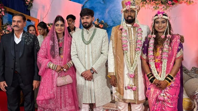 Muslim Family help Hindu Family for wedding in during Rain Pune provide Marrige Hall Marathi News मोहसीनच्या मंडपात नरेंद्रचं लग्न, पुण्यात पावसाने धर्माच्या भिंती वाहून नेल्या, शादी मुबारकसोबत मंगलाष्टकांचेही सूर