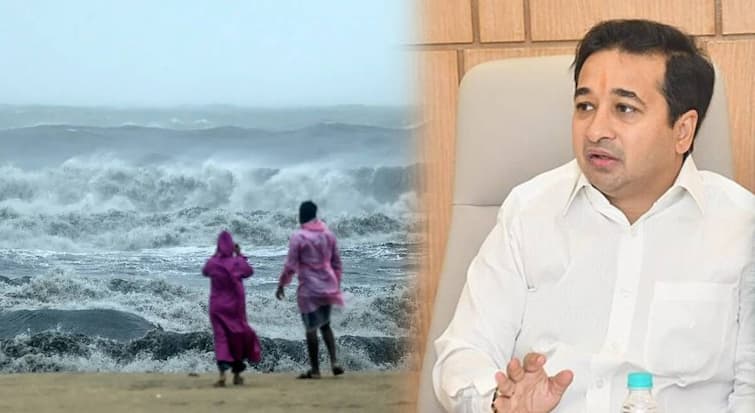 Maharashtra Weather Update Orange alert in Sindhudurg district today red alert in coastal areas power supply disrupted Nitesh Rane slaps officials imd weather forecast Maharashtra Weather Update: कोकणात पावसाची तुफान बॅटिंग, वीजपुरवठा खंडित; नितेश राणे अधिकाऱ्यांना झापत म्हणाले, सुट्ट्या न घेता काम करा