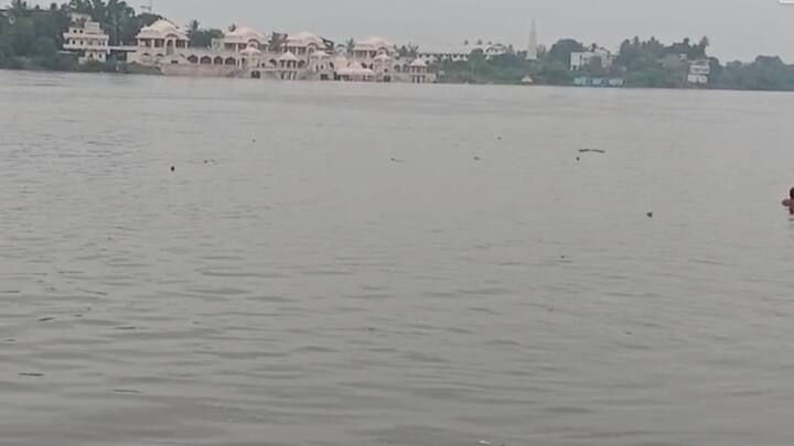 चंद्रभागा नदीमध्ये सध्या 26000 क्युसेक इतक्या वेगाने पाण्याचा विसर्ग सुरु आहे.