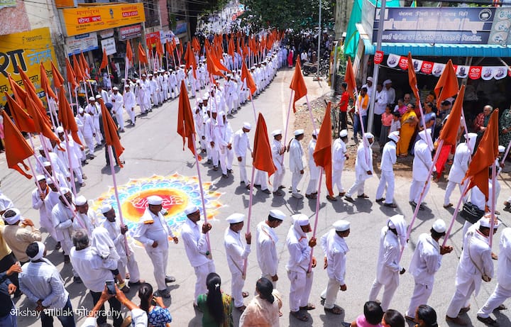 परवा (3 जून) रात्री भौरद गावात मुक्काम केल्यानंतर आज सकाळी डाबकी रोडमार्गे श्रींच्या पालखीचे अकोल्यात आगमन झालेय. (फोटो सौजन्य : अक्षय भालतिलक, अकोला)