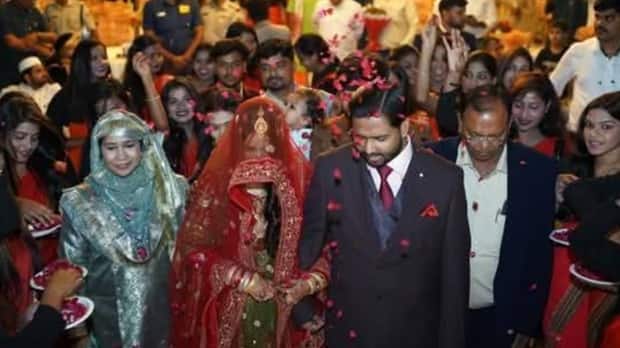 माहितीनुसार एएस खान खान सरांच्या आईची पसंती आहे, ती त्यांची नातेवाईक असल्याची माहिती आहे. खान सरांची पत्नी बिहारच्या सिवान जिल्ह्यातील झग्राहवा बारची रहिवासी आहे.