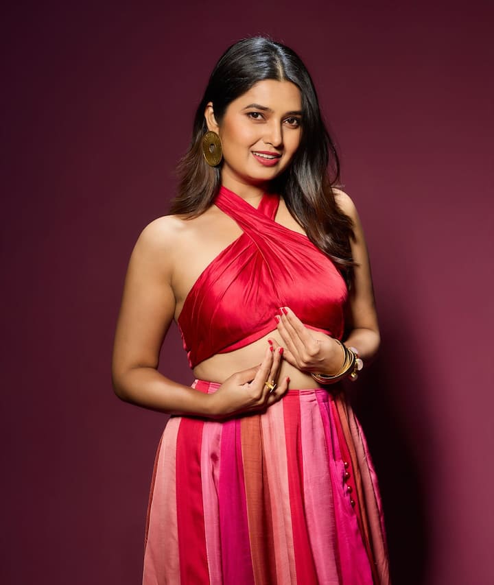 तसेच अभिनेत्रीचा प्राजक्तराज हा दागिन्यांचा ब्रँडही बराच चर्चेत असतो.