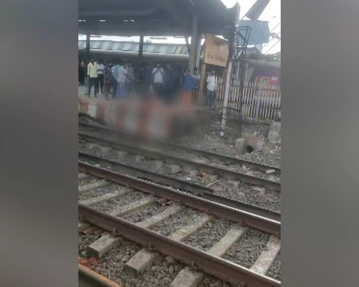 पाच ते सहा प्रवासी दीवा-मुंब्रा स्थानकादरम्यान पडले, मध्य रेल्वेचे जनसंपर्क अधिकारी स्वप्नील लीला यांनी माहिती दिली आहे.