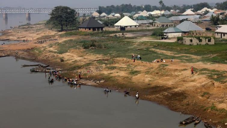 At least 100 people have been killed in a northcentral Nigerian town following an overnight attack by gunmen marathi news update पाण्यावरून वाद पेटला, अंदाधुंद गोळीबारात 100 जणांचा बळी, शेकडो जखमी, अनेक बेपत्ता; अनेक कुटुंबांना घरात कोंडून जिवंत जाळले