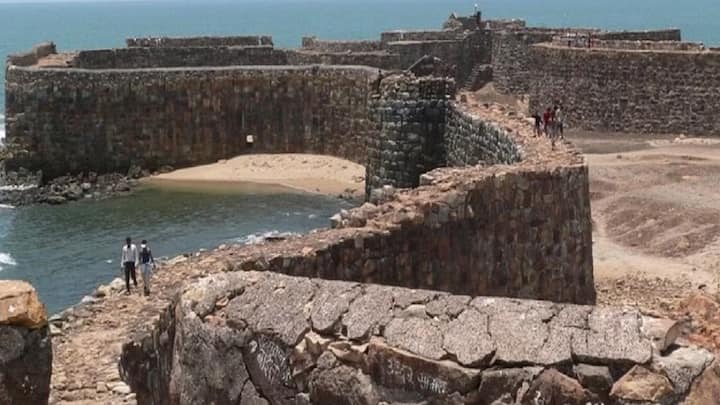 मालवणमधील किल्ल्यावरील छत्रपती शिवाजी महाराजांचा पुतळा कोसळल्याची दुर्घटना घडल्यानंतर राज्यभरातून शिवप्रेमींना संताप व्यक्त केला होता.